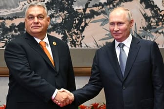 Wladimir Putin (r) und Präsident von Russland, Viktor Orbán: Erstmals seit dem Angriff auf die Ukraine reist Orbán nach Russland.