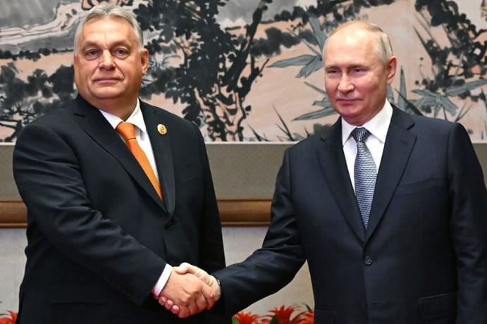 Wladimir Putin (r) und Präsident von Russland, Viktor Orbán: Am Freitag war Orbán nach Moskau gereist.
