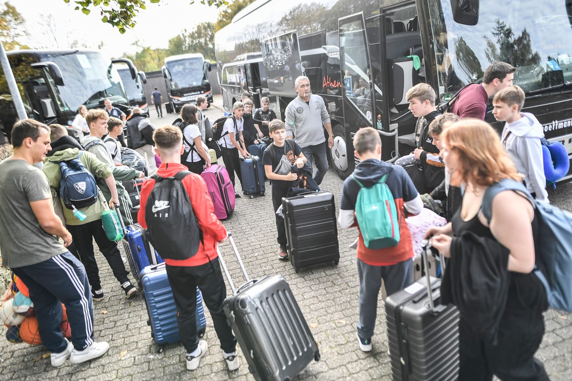 Schüler vor einer Klassenfahrt mit dem Bus (Symbolbild): Die Reise eine Bremer Schule nahm ein tragisches Ende.