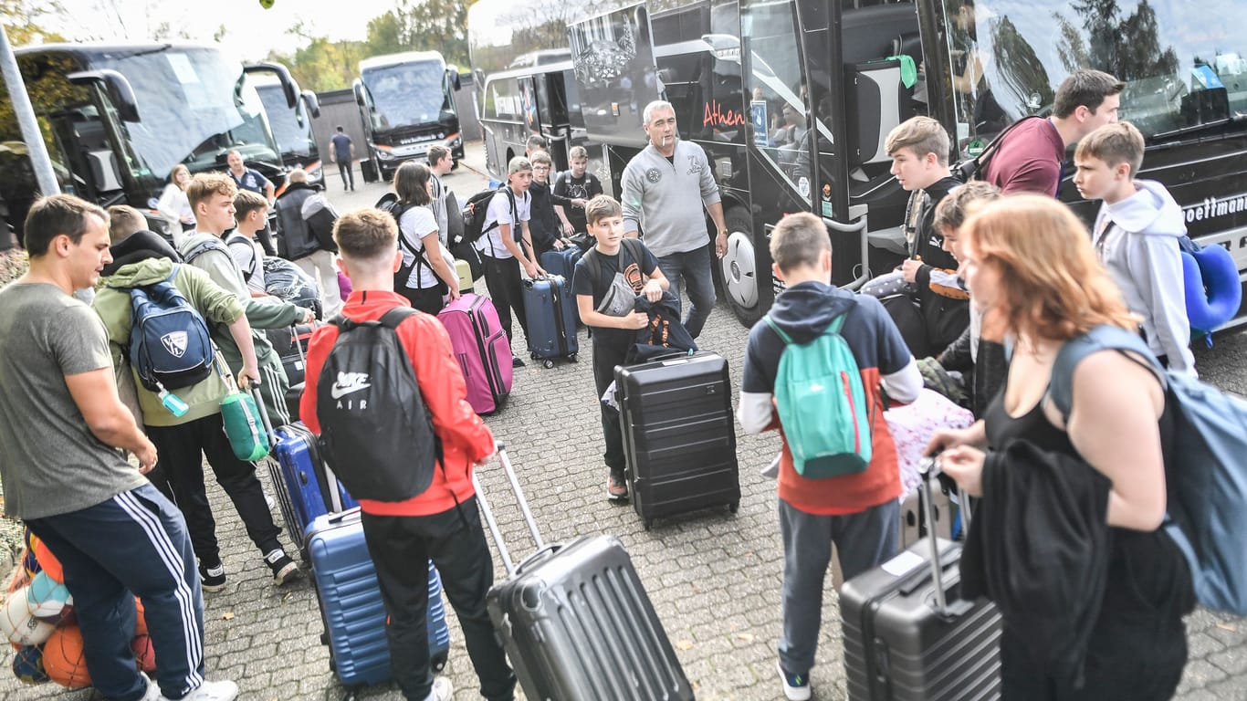 Schüler vor einer Klassenfahrt mit dem Bus (Symbolbild): Die Reise eine Bremer Schule nahm ein tragisches Ende.