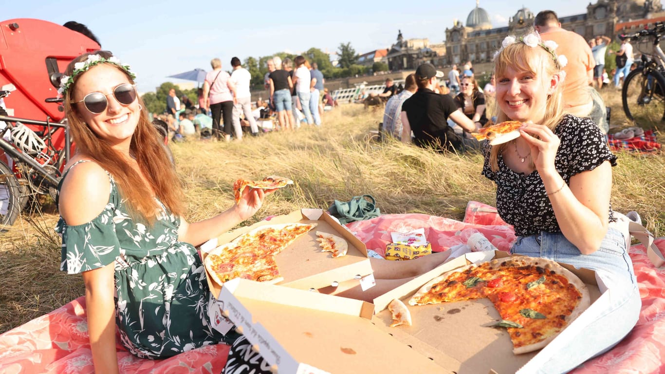 Yasmin und Luisa aus Freiberg sind mit dem Zug aus Freiberg angereist.