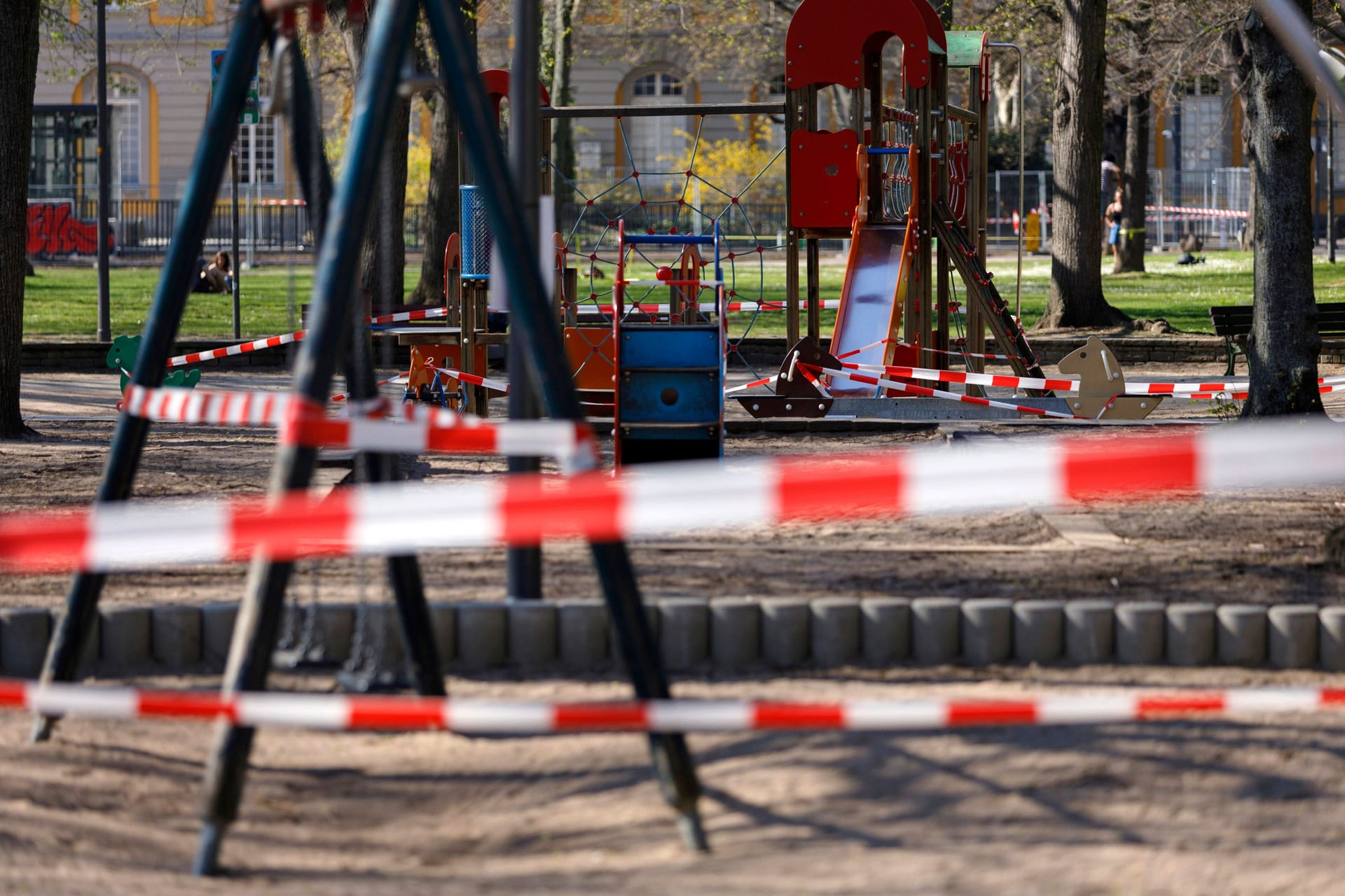 Ein abgesperrter Spielplatz (Archivbild): In Berlin-Reinickendorf haben Unbekannte Hundekot beschmiert.