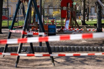 Ein abgesperrter Spielplatz (Archivbild): In Berlin-Reinickendorf haben Unbekannte Hundekot beschmiert.