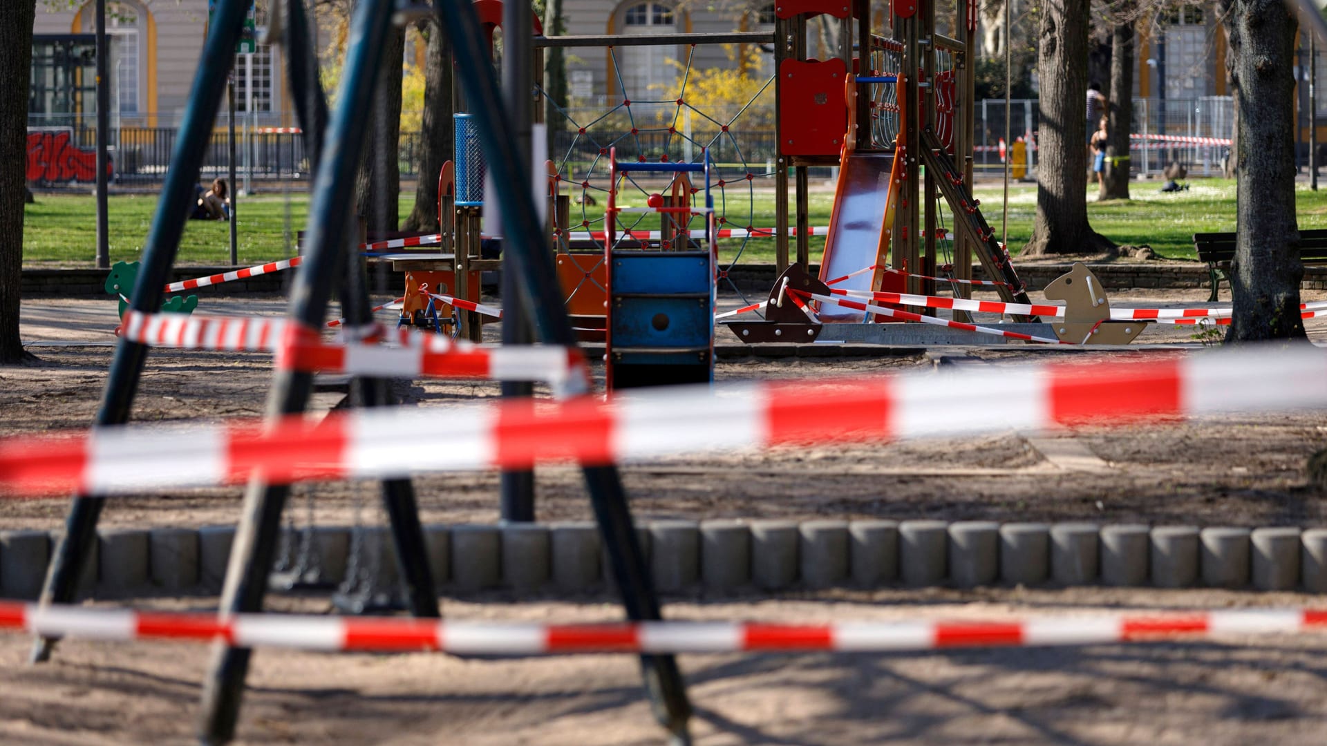 Ein abgesperrter Spielplatz (Archivbild): In Berlin-Reinickendorf haben Unbekannte Hundekot beschmiert.