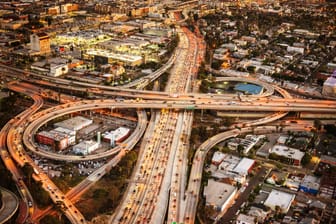 Highway in Los Angeles aus der Luftperspektive