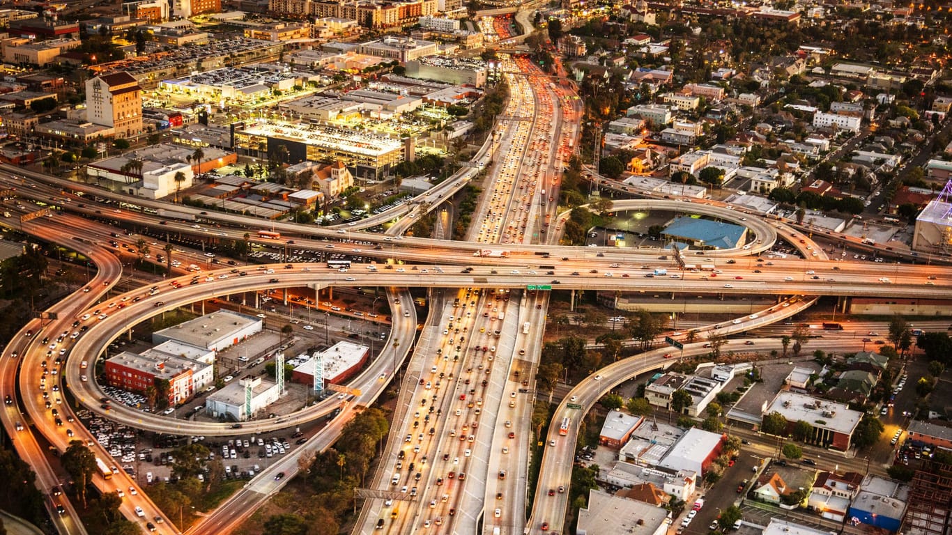 Highway in Los Angeles aus der Luftperspektive