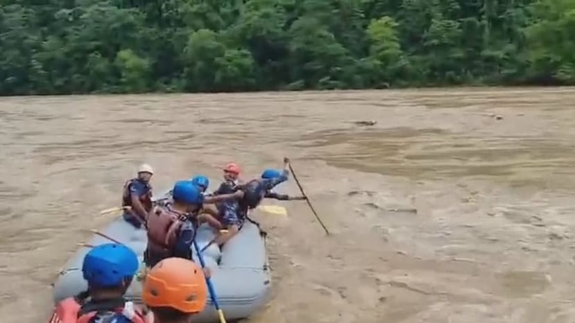 Rettungskräfte suchen in einem Fluss nach Vermissten.