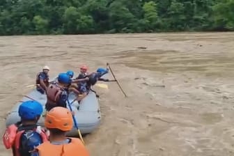 Rettungskräfte suchen in einem Fluss nach Vermissten.