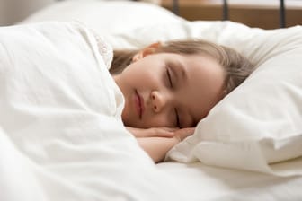 Ein Kind schläft ruhig