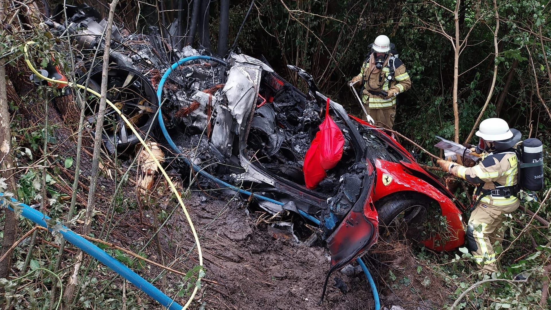 Der Unfallwagen: Ein Feuerwehrmann muss wegen Rauchgasen behandelt werden.