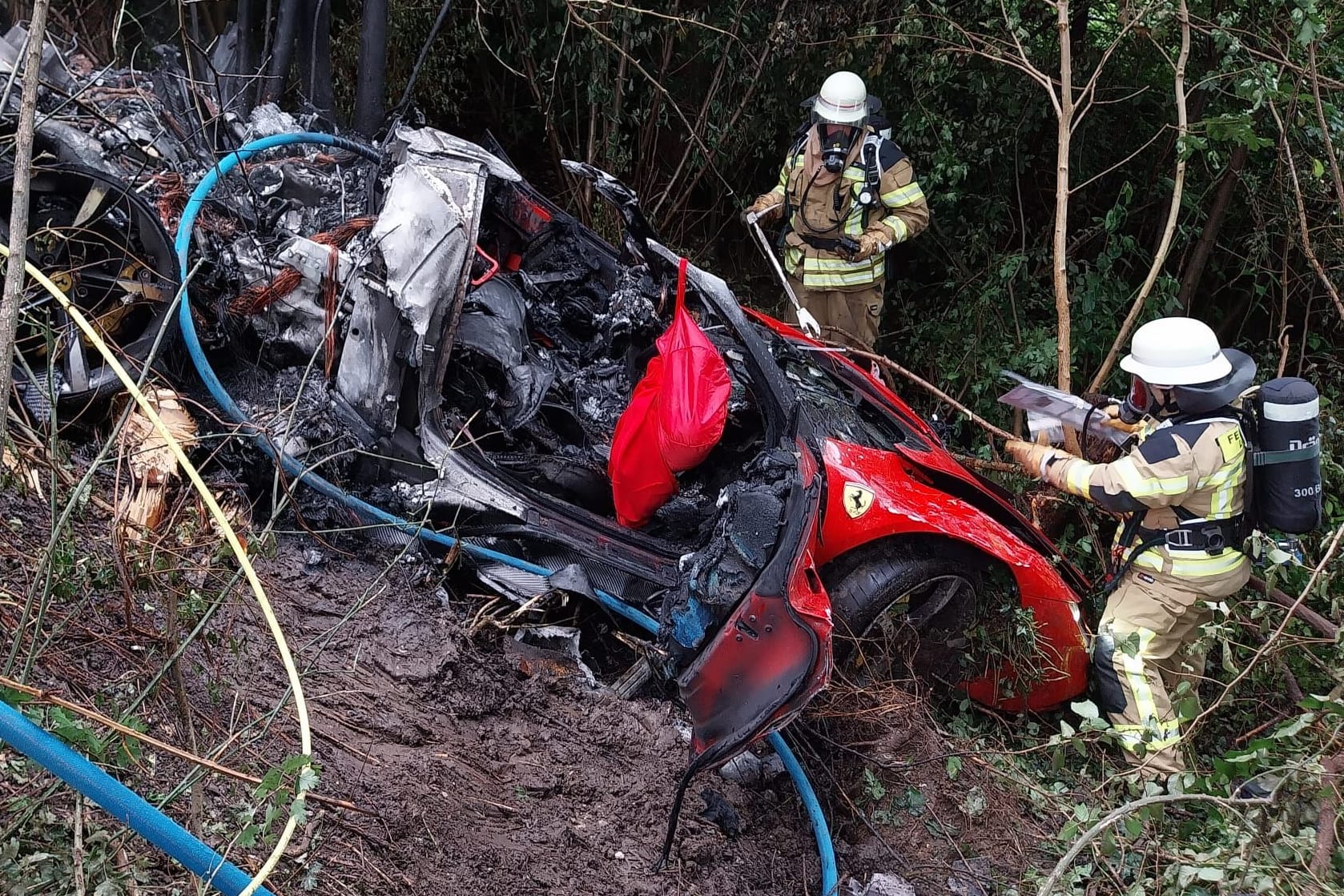 Der Unfallwagen: Ein Feuerwehrmann muss wegen Rauchgasen behandelt werden.