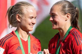 Pernille Harder (li.) und Magdalena Eriksson: Die beiden Spielerinnen des FC Bayern haben Neuigkeiten zur gemeinsamen Zukunft verkündet.