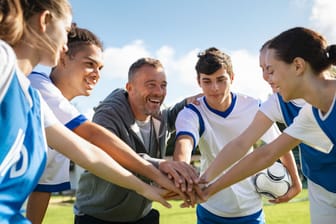 Fußballtrainer und Team: Im Amateursport profitieren Sie von der steuerfreien Ehrenamtspauschale.