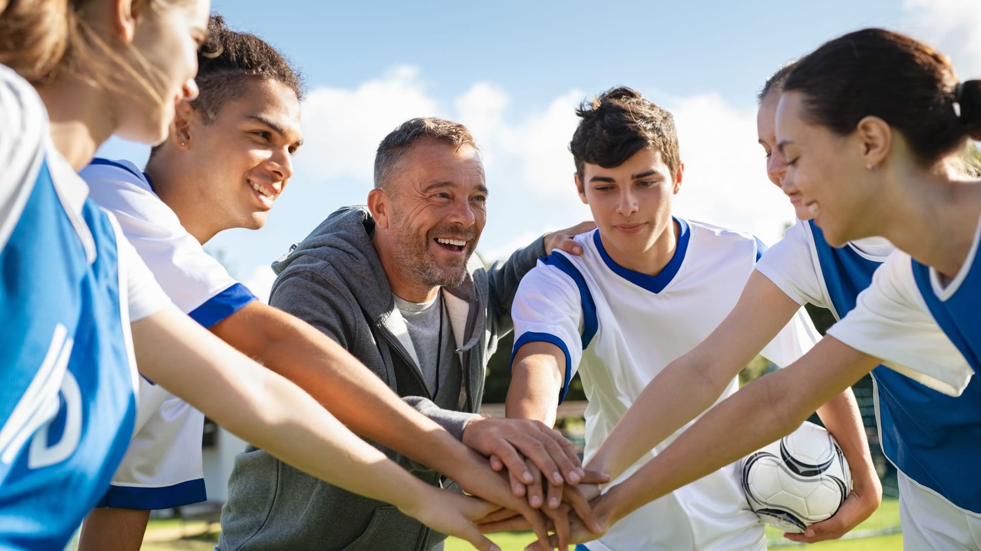 Fußballtrainer und Team: Im Amateursport profitieren Sie von der steuerfreien Ehrenamtspauschale.