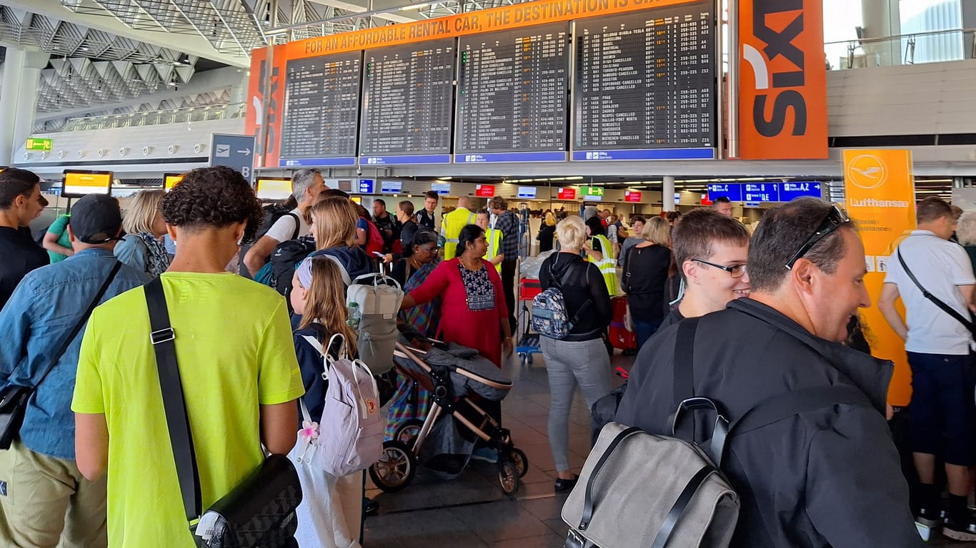 Von den 1340 für heute geplanten Flügen mussten bis zum frühen Morgen 50 annulliert werden. Fraport-Sprecher Christian Engel zu BILD: „Seit 7 Uhr sind erste Bahnen wieder nutzbar. Der Flugverkehr wird langsam wieder hochgefahren. Seit 7 Uhr gibt es erste Landungen, Starts sind seit 7.20 Uhr wieder möglich. Wir behalten uns rechtliche Schritte vor. Den Tätern drohen empfindliche Strafen. Durch solche Aktionen gefährden sie nicht nur den Flugverkehr, sondern auch Menschenleben.“