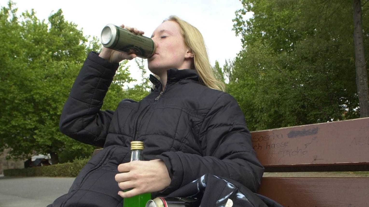 Ein junges Mädchen trinkt eine Dose Bier auf einer Bank (Symbolbild): Niedersachsen will sich für ein Ende des begleiteten Trinken einsetzen.