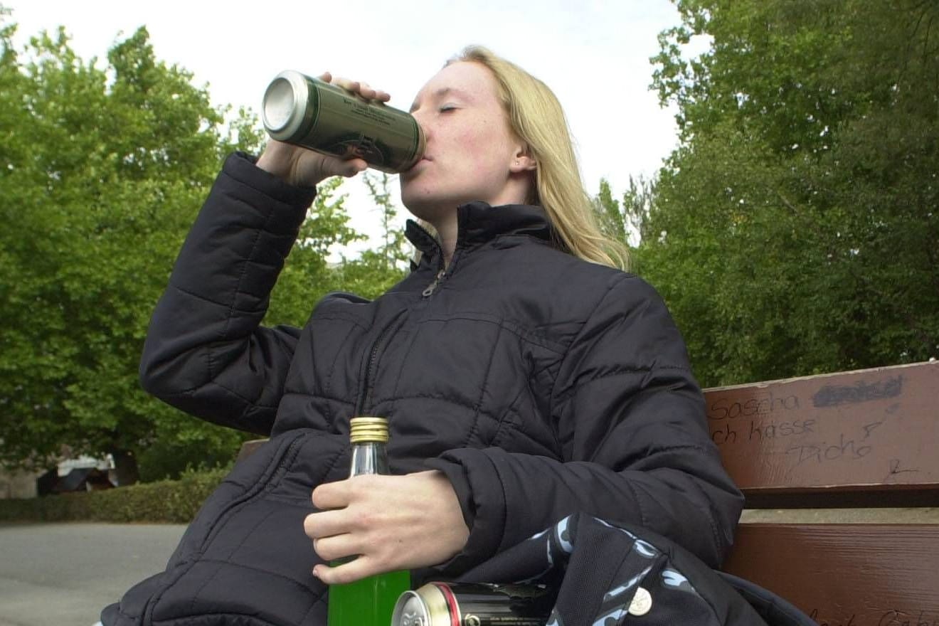 Ein junges Mädchen trinkt eine Dose Bier auf einer Bank (Symbolbild): Niedersachsen will sich für ein Ende des begleiteten Trinken einsetzen.