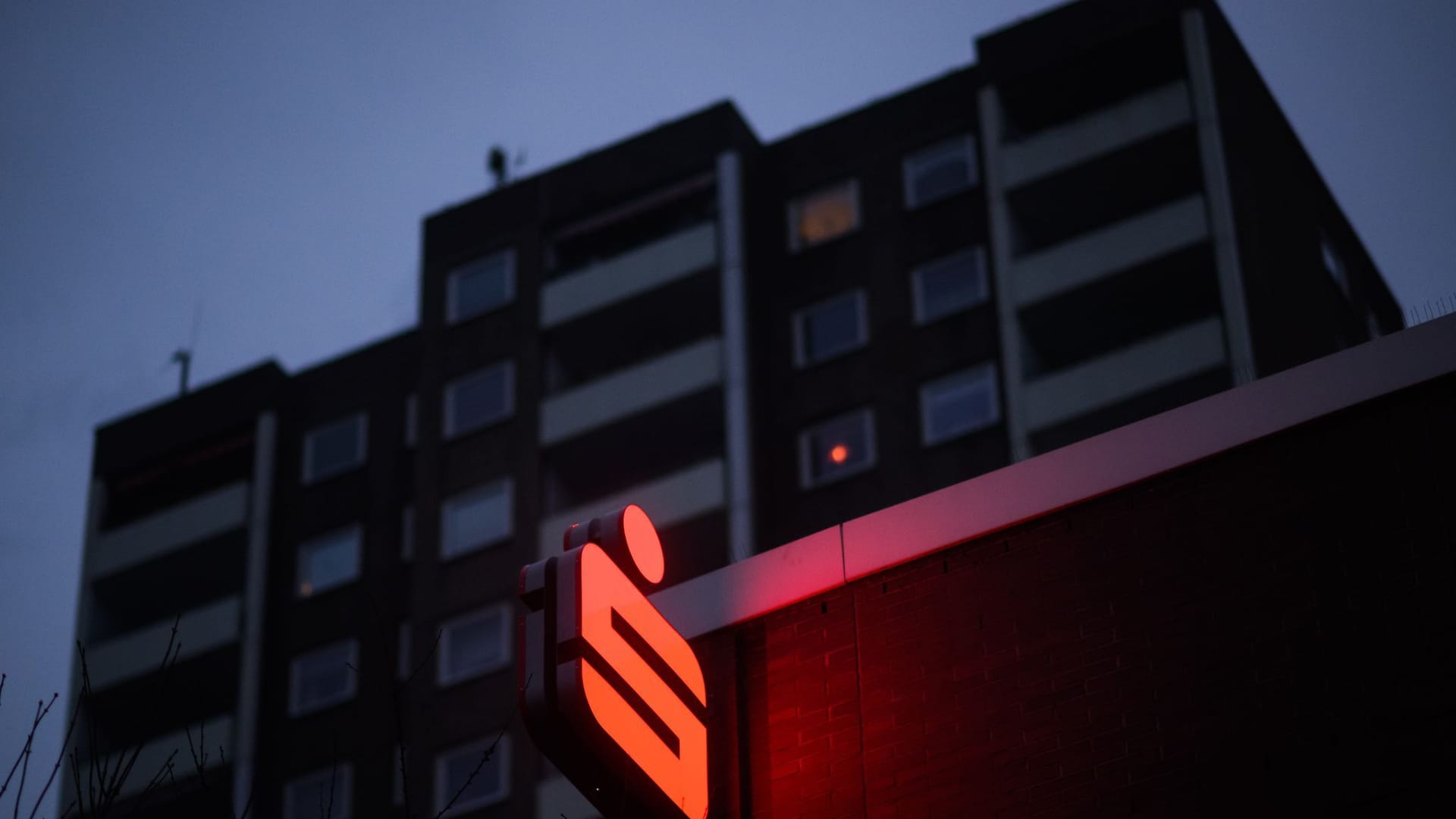 Ein Logo der Sparkasse leuchtet an einer Filiale Ein Logo der Sparkasse leuchtet an einer Filiale