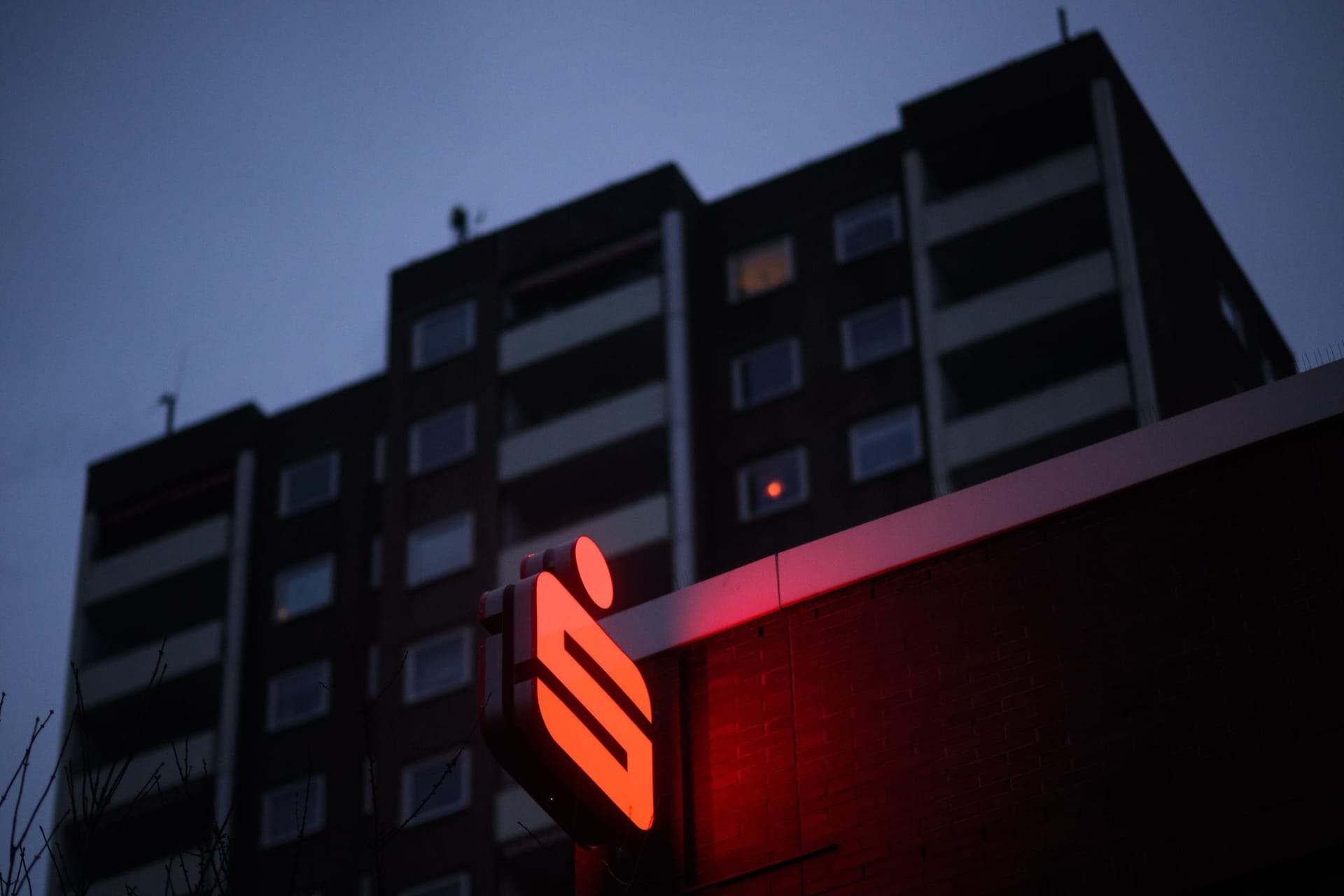 Ein Logo der Sparkasse leuchtet an einer Filiale Ein Logo der Sparkasse leuchtet an einer Filiale