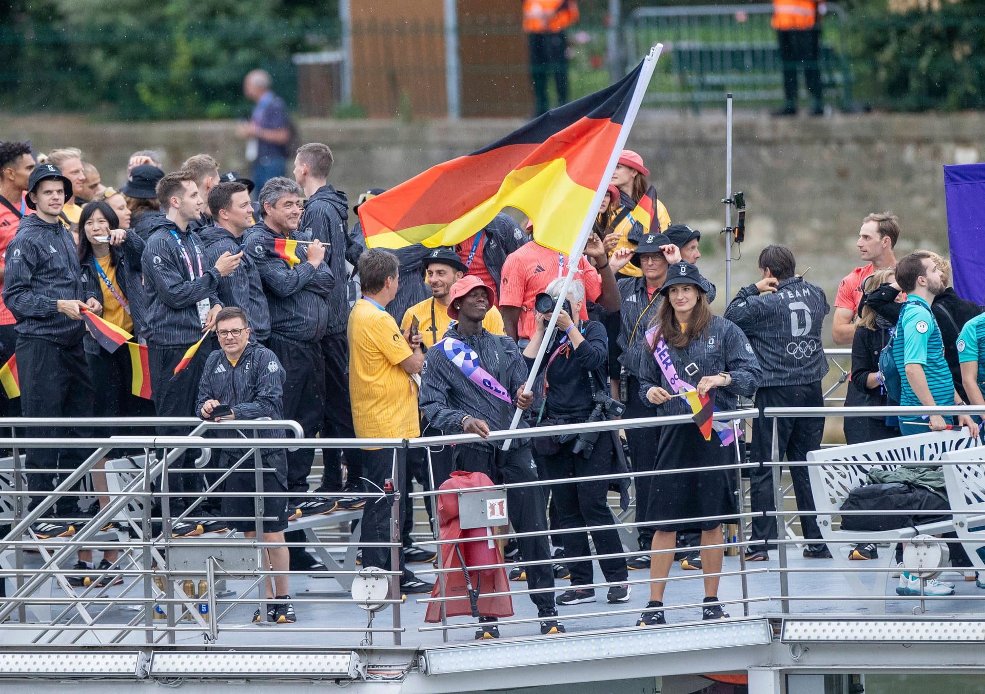 Bereits das dritte Boot hatte dann die deutsche Delegation an Bord. Die beiden strahlenden Fahnenträger waren, wie bereits im Vorfeld angekündigt, Basketballer Dennis Schröder und Judoka Anna-Maria Wagner.