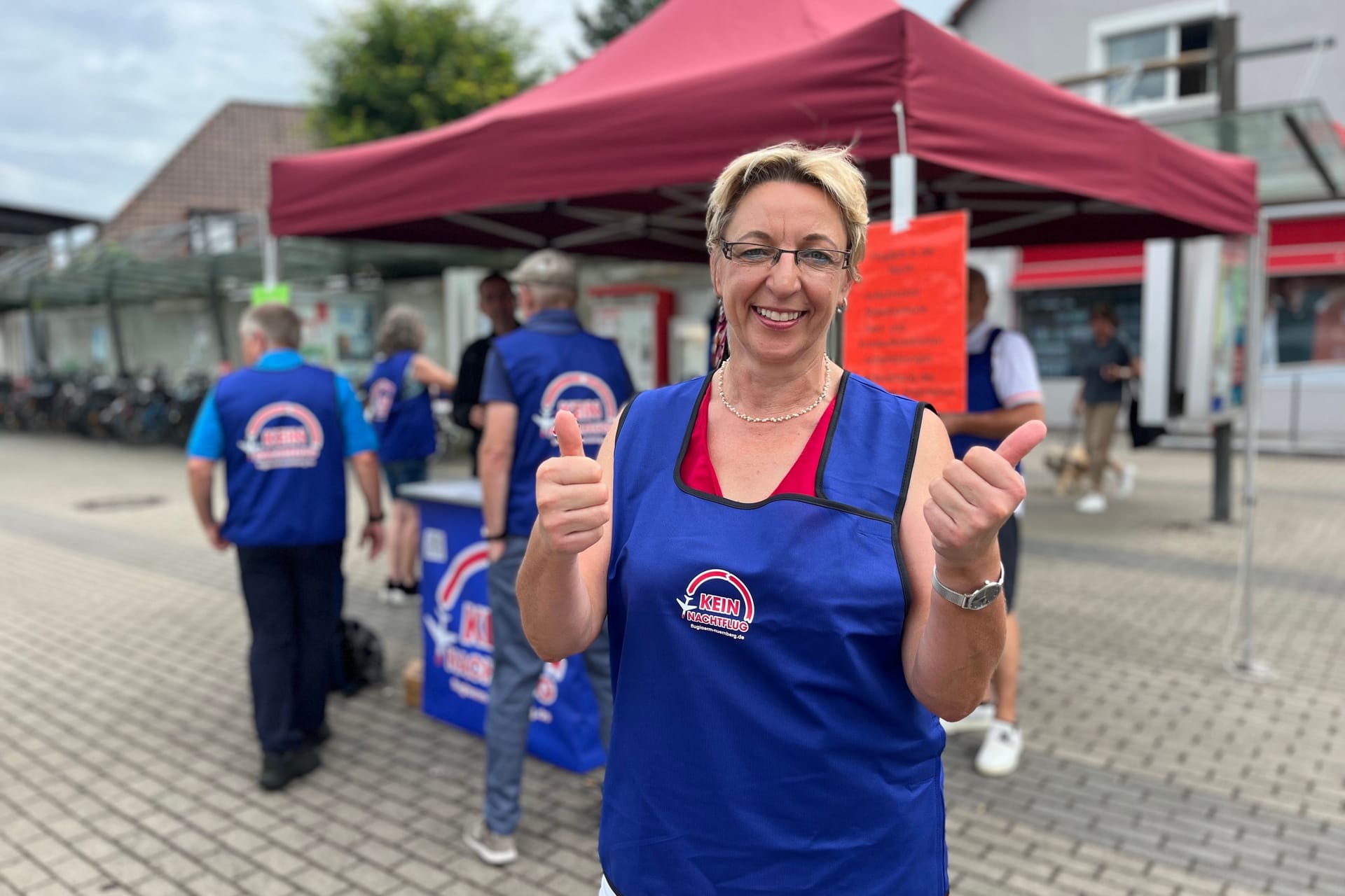 Erika Schuh an einem Infostand in Ziegelstein.