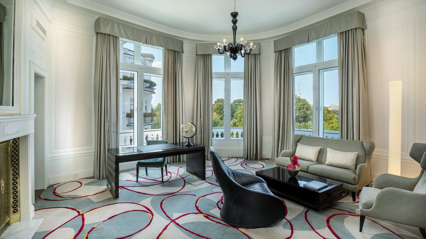 Wohnbereich einer Deluxe Suite: Aus den Zimmern hat man einen Blick auf die Außenalster.