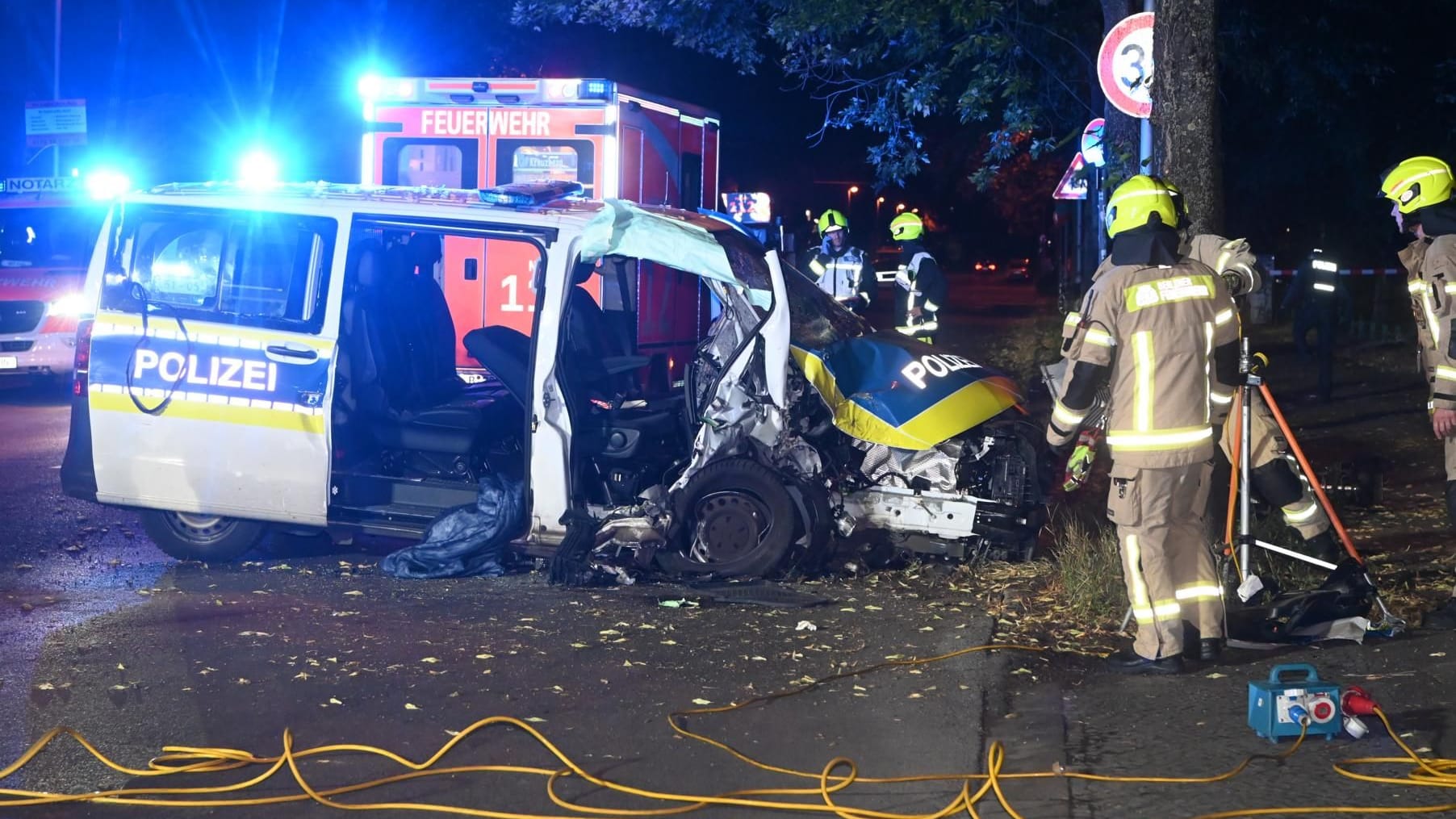 Einsatzkräfte am zerstörten Polizeiwagen: Warum genau der Wagen von der Straße abkam, ist unklar.