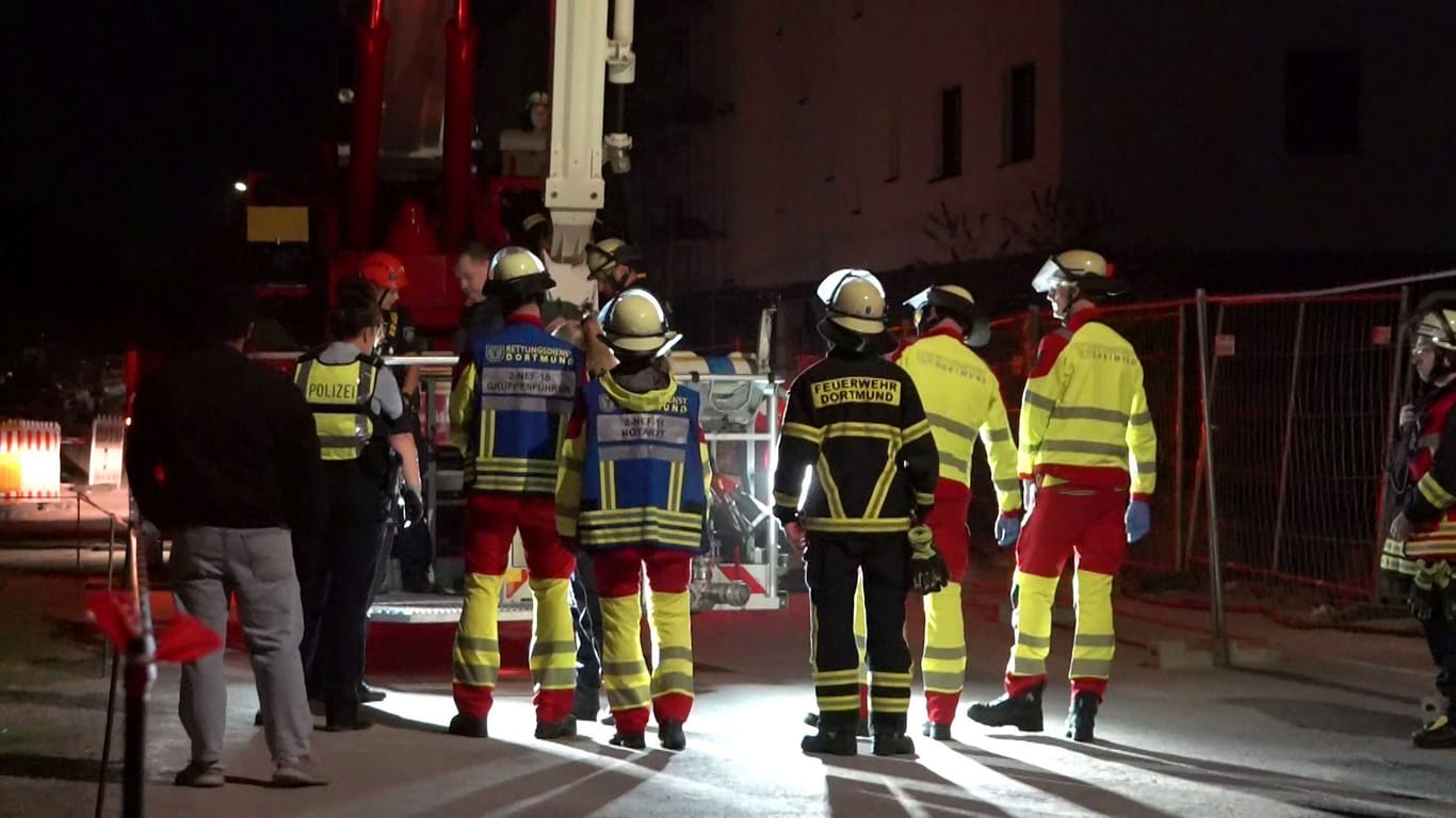 Einsatzkräfte der Feuerwehr: Der Mann wurde schließlich über einen Teleskopmasten nach unten befördert.