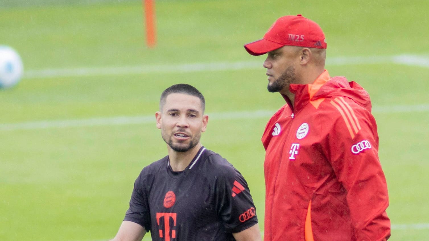 Raphael Guerreiro (l.). und Vincent Kompany: Nach der EM ist der FC Bayern bereits in die Saisonvorbereitung gestartet.