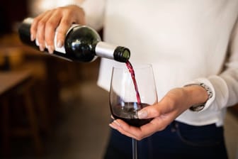 Übermäßiger Alkoholkonsum: Ob Sie Rot- oder Weißwein trinken, ist dabei egal. Ausschlaggebend ist die Menge.