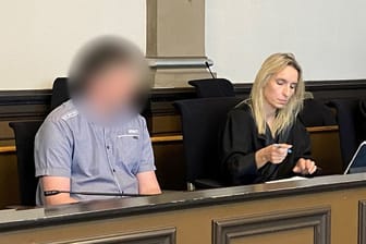 Der Angeklagte sitzt mit seiner Anwältin Daniela Post (r) im Mordprozess am Landgericht Verden.