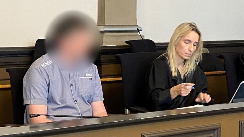 Der Angeklagte sitzt mit seiner Anwältin Daniela Post (r) im Mordprozess am Landgericht Verden.