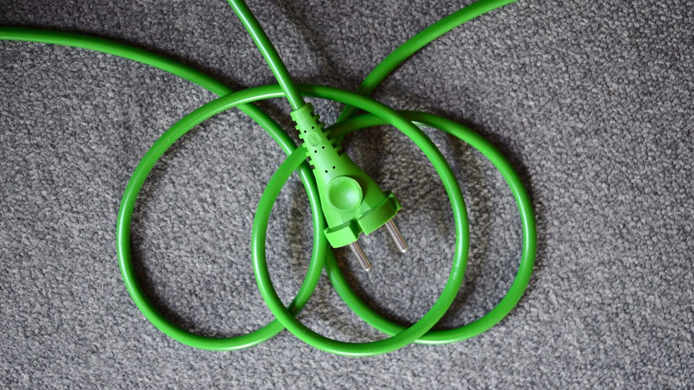 Grünes Kabel und grüner Netzstecker