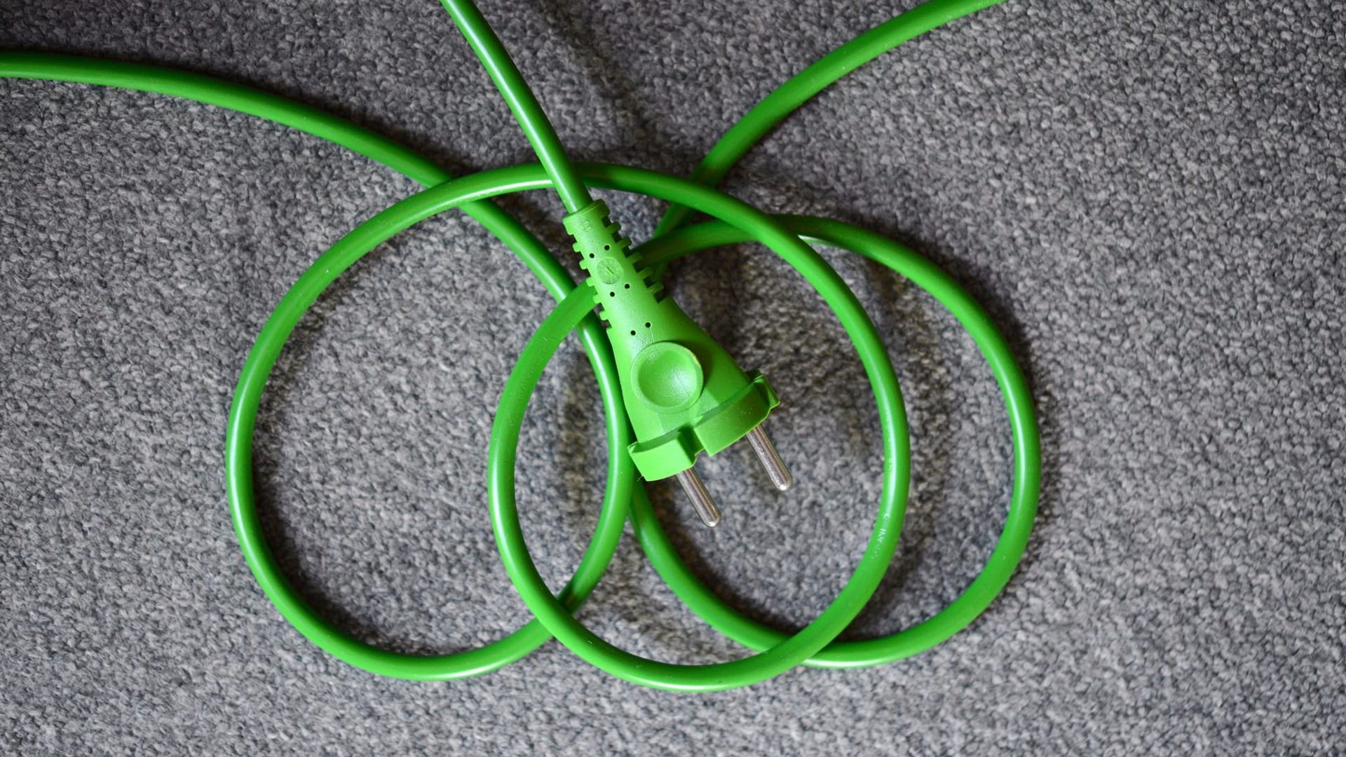 Grünes Kabel und grüner Netzstecker Grünes Kabel und grüner Netzstecker