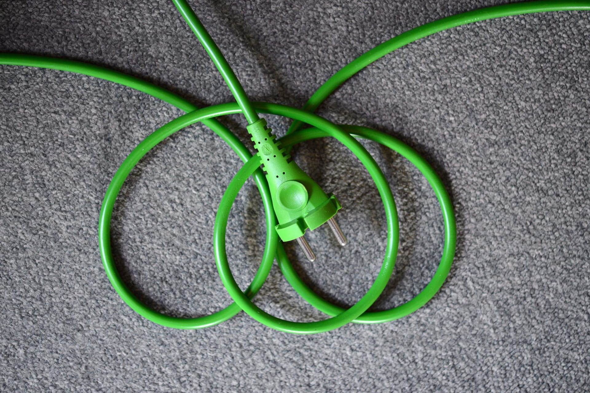 Grünes Kabel und grüner Netzstecker Grünes Kabel und grüner Netzstecker