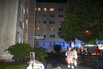 In einem Wohngebäude in Berlin-Hellersdorf brannte es: Die Bewohner versammelten sich auf ihren Balkonen und an ihren Fenstern.