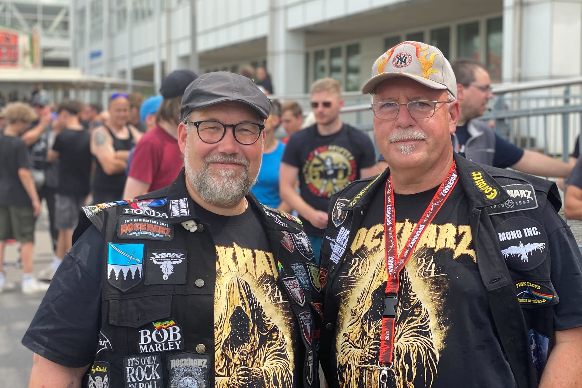 Udo Onika (links) und Mark Kühnast (rechts): Die beiden AC/DC-Fans sind das erste Mal bei einem Konzert der Band.