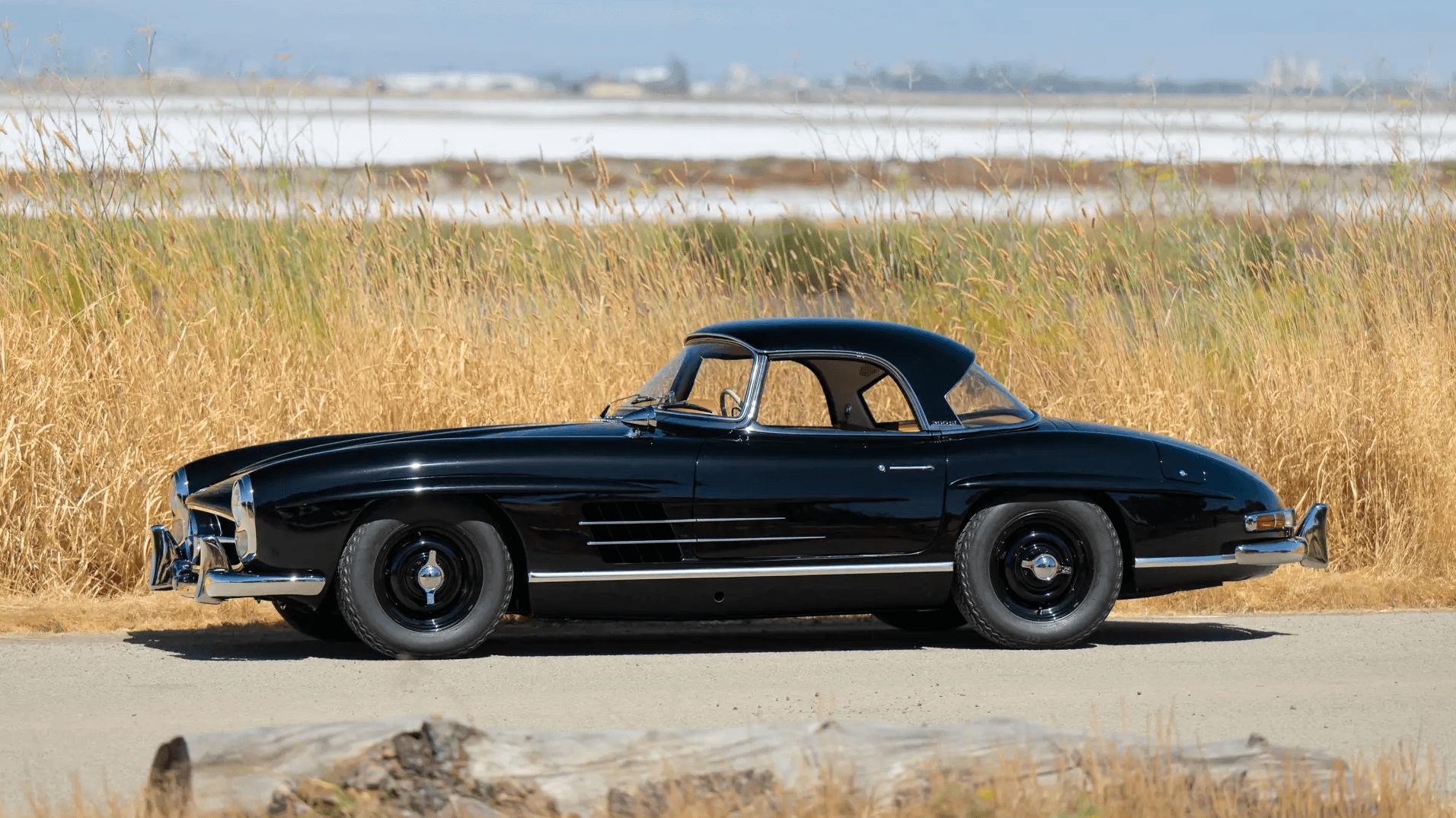 Für Sammler ebenfalls interessant: Der 1957er Mercedes erhielt als Sonderausstattung das begehrte Hardtop für schlechtes Wetter. Das feste Dach konnte allerdings erst ab 1958 bestellt werden. Laut Experten gab es das nur zweimal.