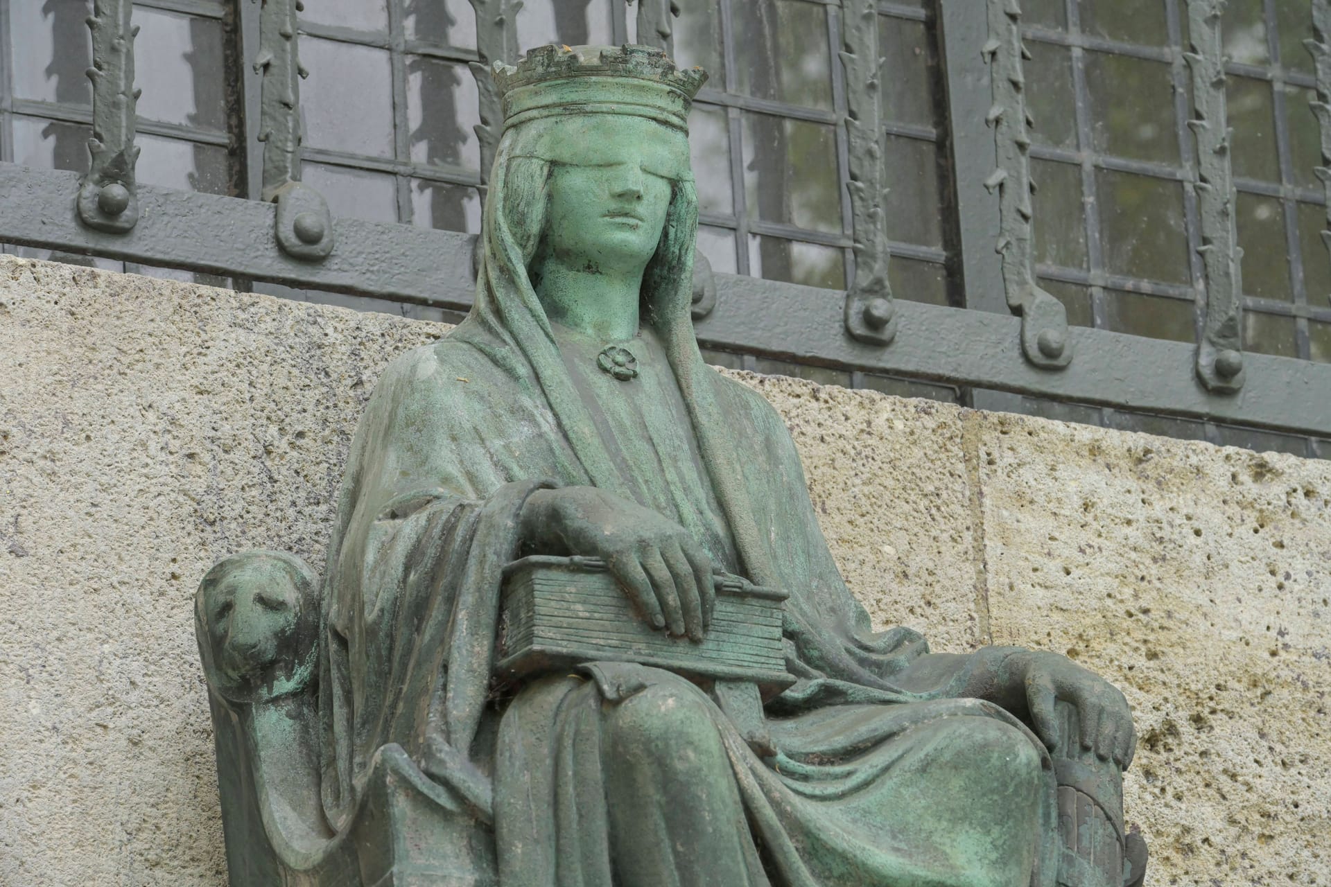 Figur der Justitia am Landgericht (Symbolfoto): Dort hat am Montag ein Prozess gegen einen 73-Jährigen begonnen.