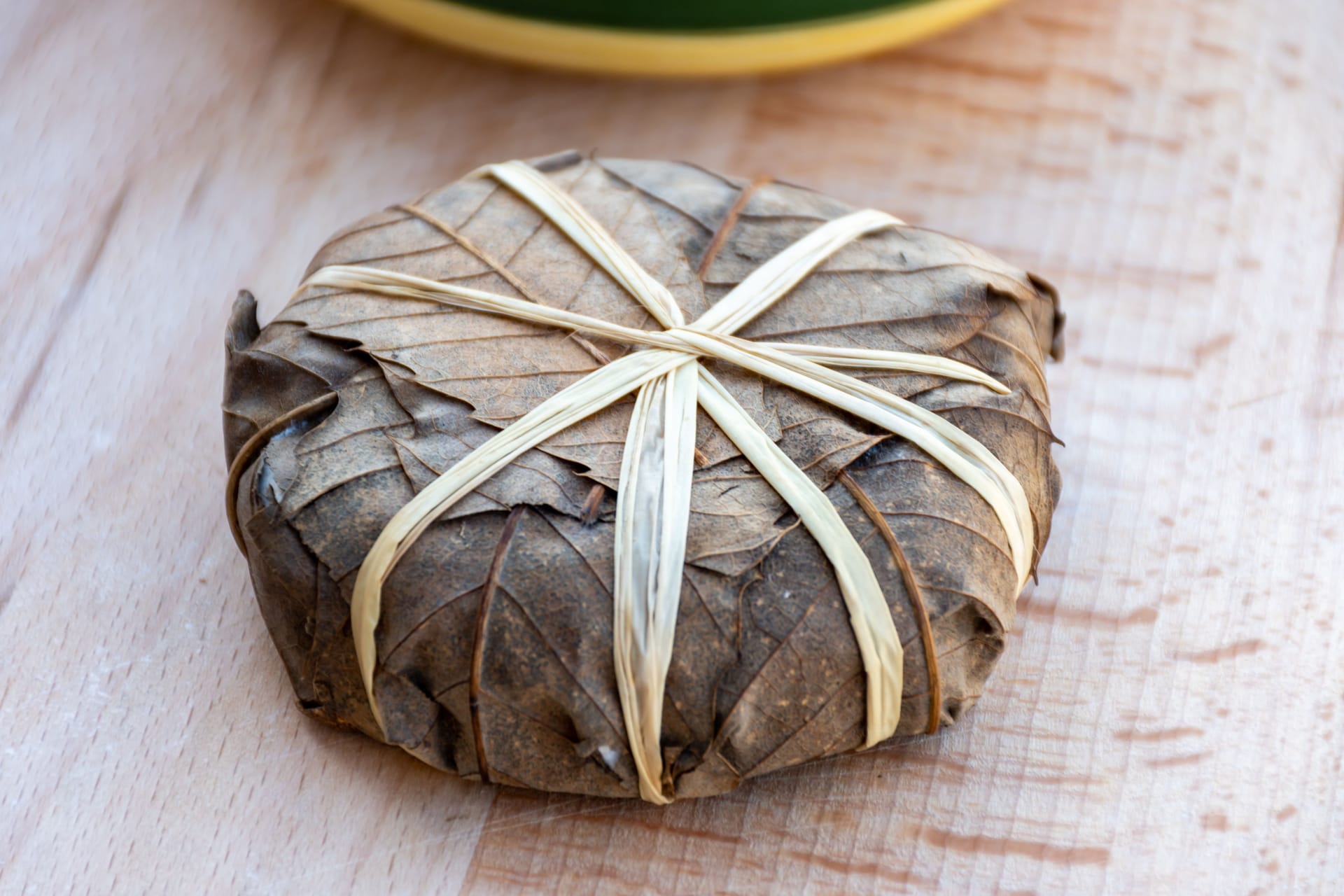 Ein französischer Banon, ein Bergkäse aus der Provence. Der Ziegenkäse wird in Walnussblätter eingeschlagen.