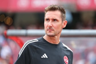 Miroslav Klose konnte beim Testspiel gegen Juventus Turin schon einmal Probe sitzen auf der Trainerbank im Max-Morlock-Stadion.