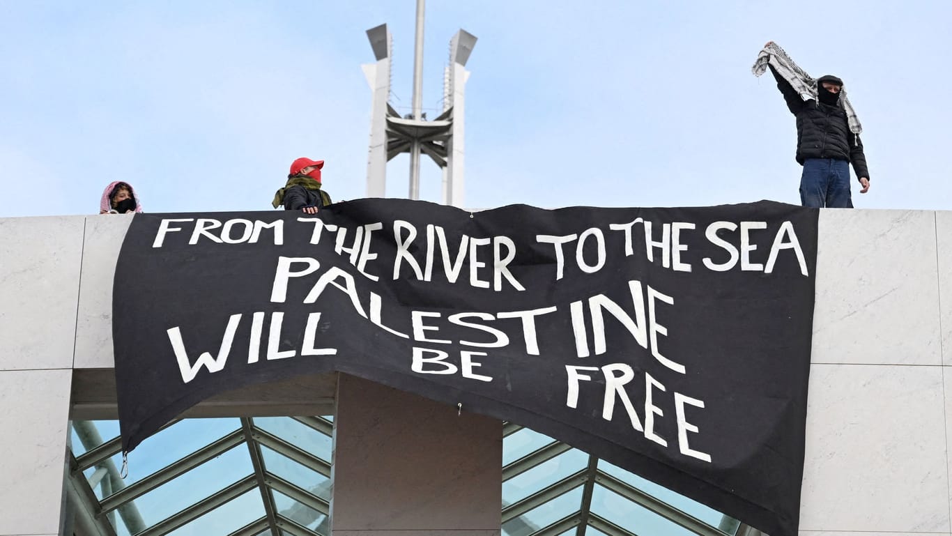 Pro-palästinensische Aktivisten sind auf das Dach des australischen Parlaments in Canberra gelangt.
