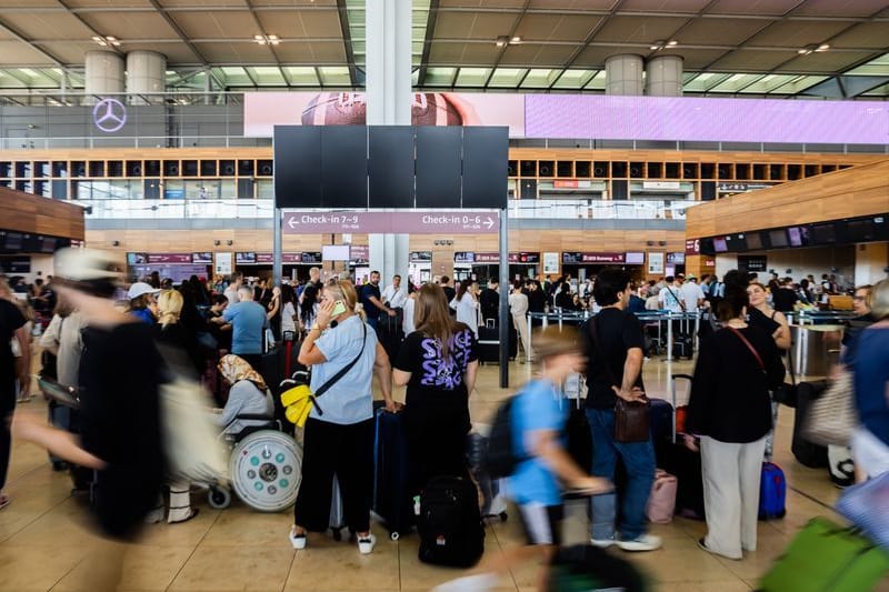 In der Haupthalle des BER bilden sich lange Schlangen vor den Check-in-Schaltern.