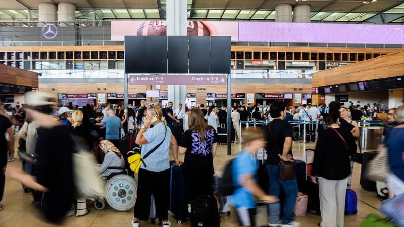 In der Haupthalle des BER bilden sich lange Schlangen vor den Check-in-Schaltern.