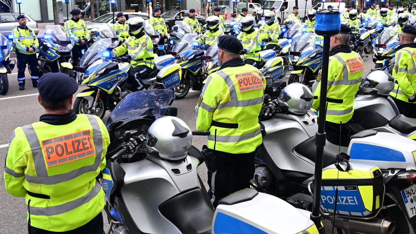 Trauermarsch und Trauerfeier für verunglückten Polizisten