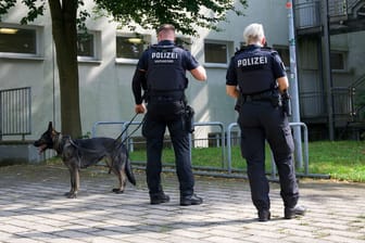 Schleswig-Holstein, Wedel: Polizeikräfte an einer Schule, nachdem dort ein Lehrer mit einem Messer attackiert wurde.