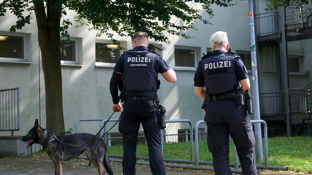 Schleswig-Holstein, Wedel: Polizeikräfte an einer Schule, nachdem dort ein Lehrer mit einem Messer attackiert wurde.