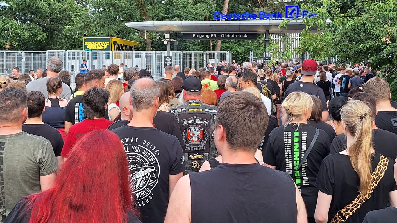 Rammstein Konzert in Frankfurt am Main: Menschenansammlung vor dem Deutsche Bank Park