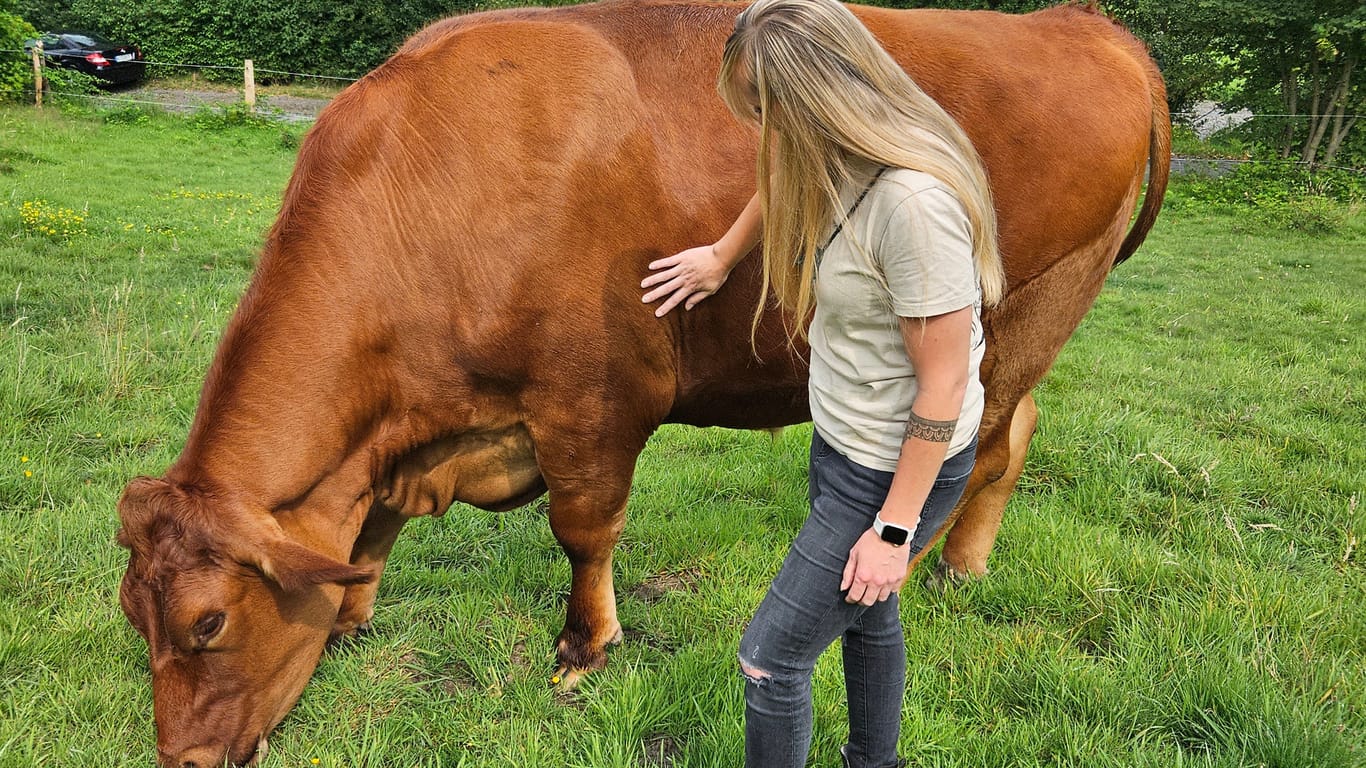 Der Lebenshof in Witten: Gründerin Angelina Dobrowolny streichelt das Rind Dominik.