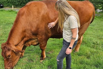 Der Lebenshof in Witten: Gründerin Angelina Dobrowolny streichelt das Rind Dominik.